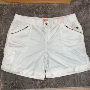 EVRI • Women’s Bermuda Shorts • White • Size 22W